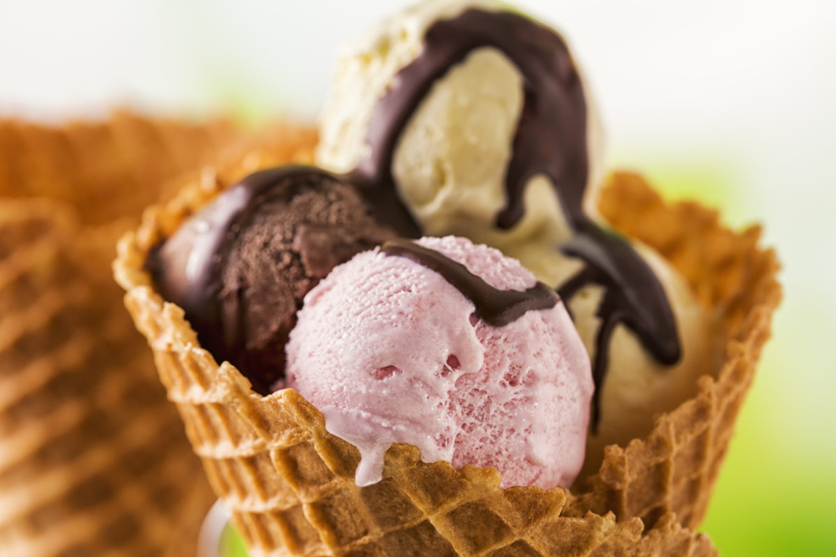 香草冰淇淋甜筒加巧克力酱。这种冷冻甜点是由乳制品制成的，例如牛奶和奶油。它们可以与水果、其他配料和味道混合在一起。