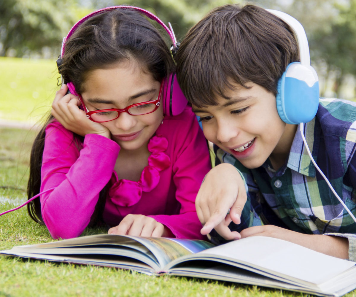 快乐的孩子在公园读书听音乐