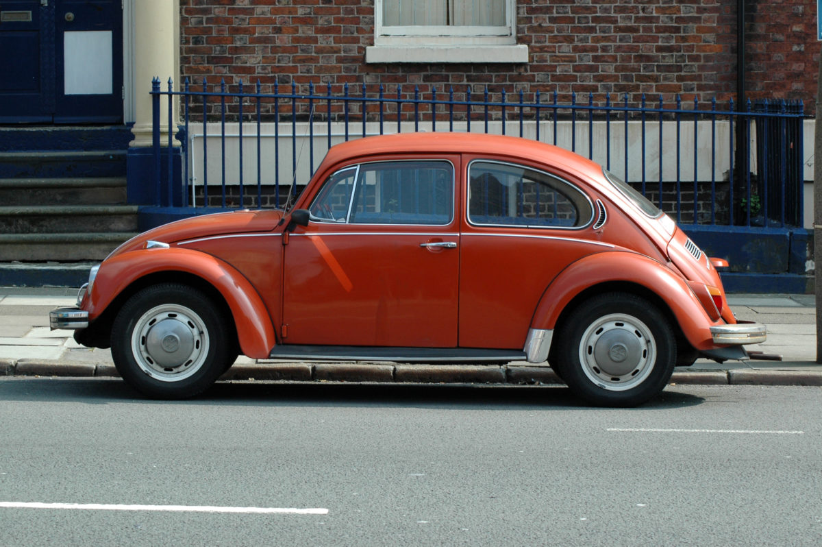 利物浦英格兰-4月28日，2007年：老橙色大众甲壳虫在街上