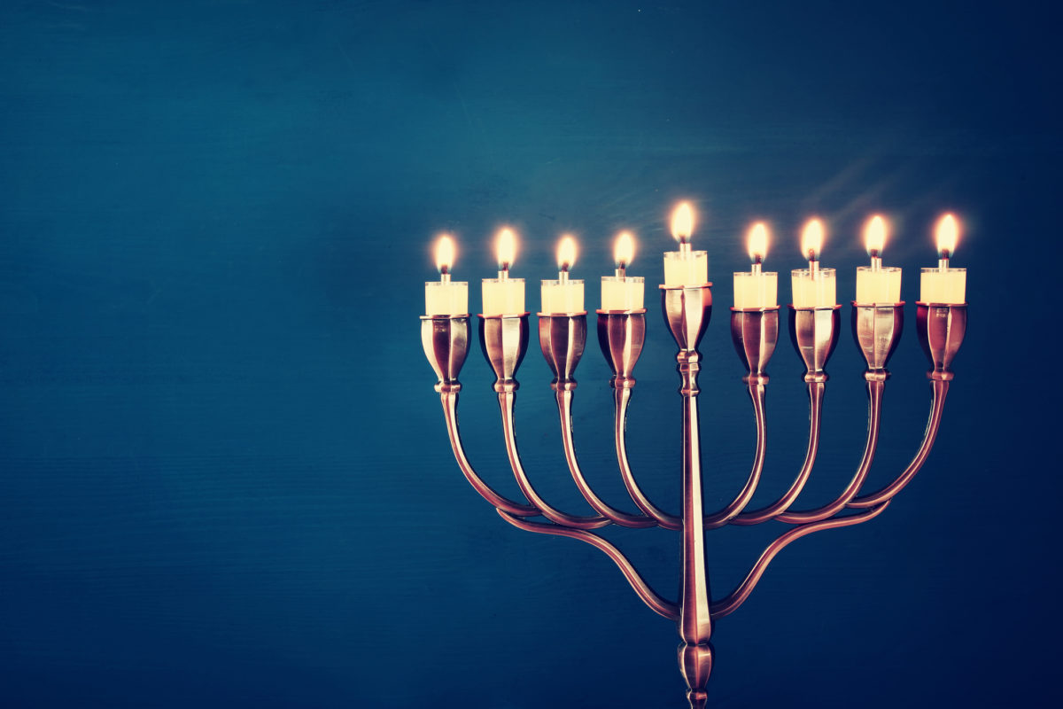 犹太节日光明节背景图片（传统烛台）和燃烧的蜡烛