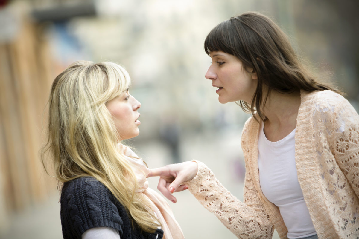 两个女人互相交谈和争吵。