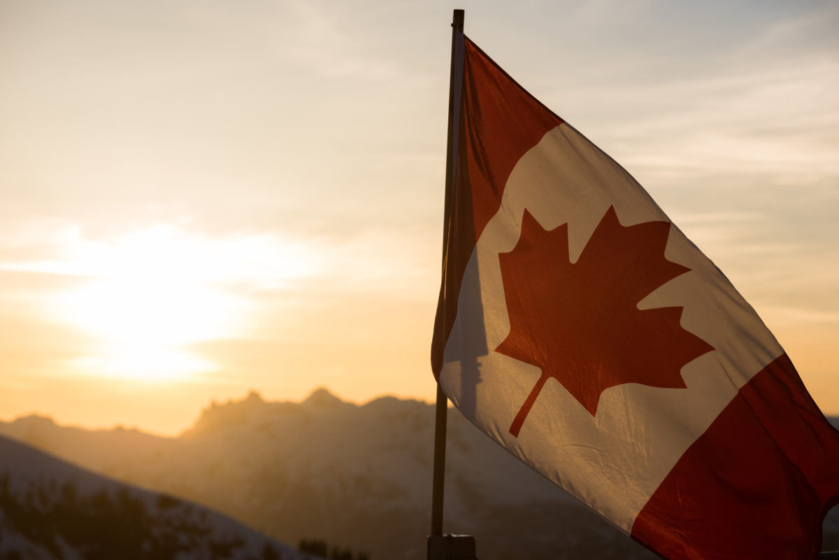 日落时山上的加拿大国旗