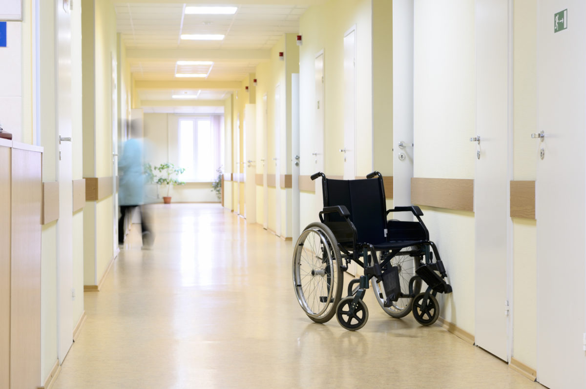 医院走廊的轮椅。医院走廊的黑色轮椅。