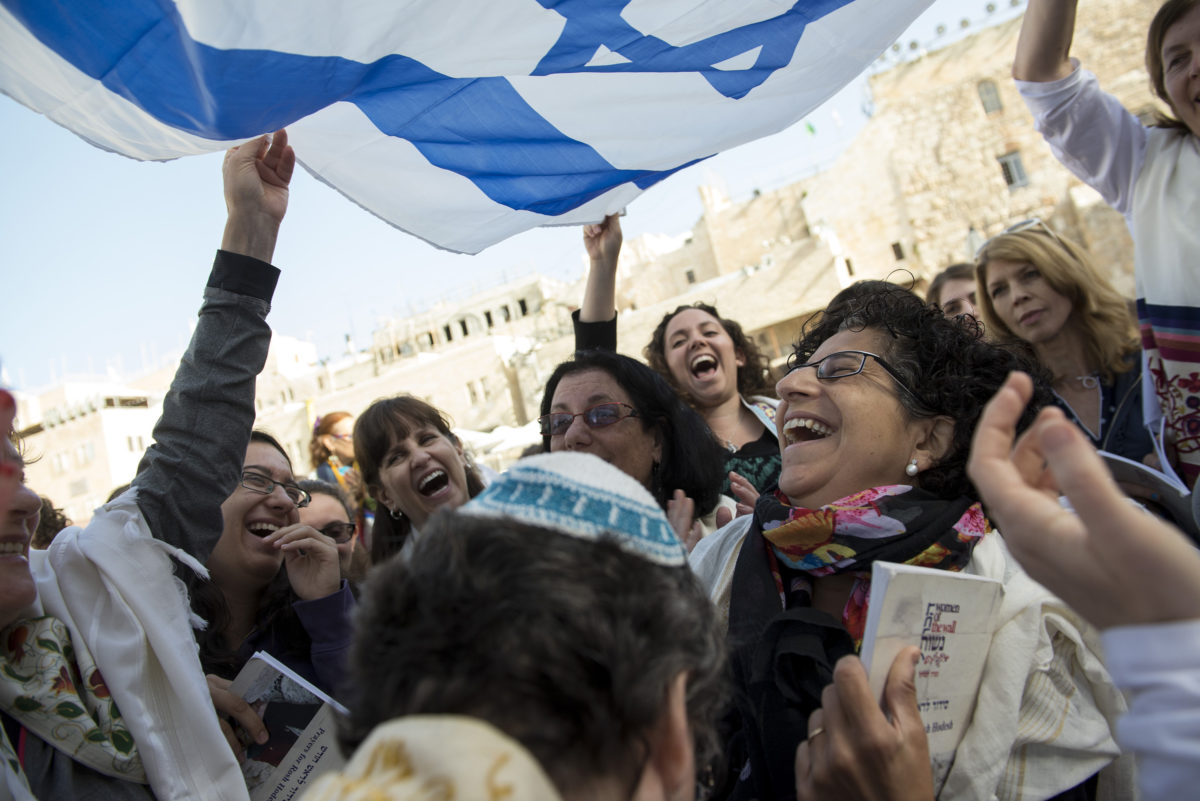 Women_of_the_Wall_celebrating_with_the_flag_of_Israel