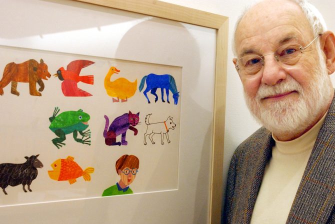AMHERST, MA - 11月13日:艺术家Eric Carle，插画家和儿童书籍作者，他的作品来自于《混合的变色龙》一书。卡尔在博物馆的规划和建造中发挥了重要作用。(Matthew J. Lee/《波士顿环球报》，Getty Images)
