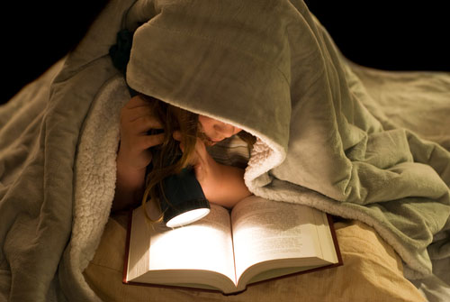 reading-under-blanket