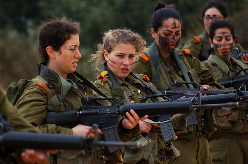 带枪的以色列女士兵