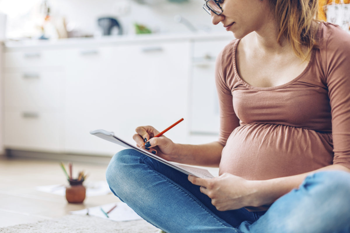 在家放松的孕妇由图画与颜色铅笔。