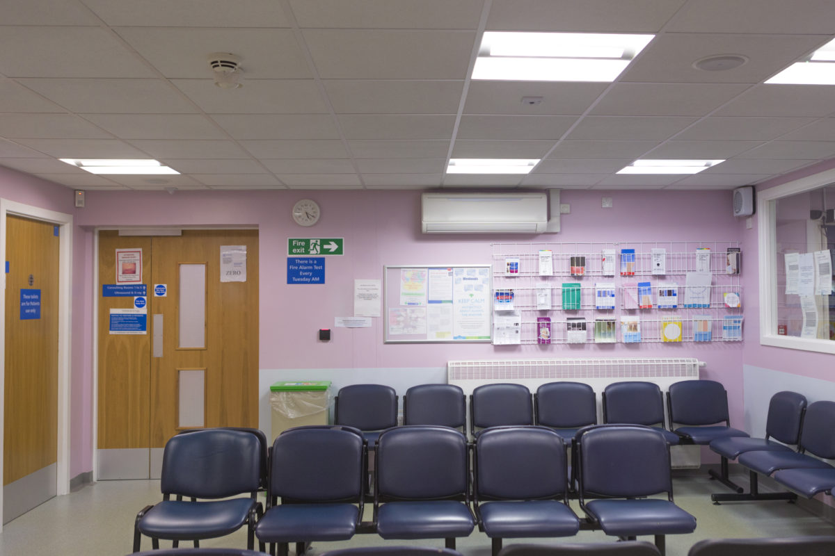 空病人候诊室的水平图像，这是典型的英国医生的做法与蓝色椅子。