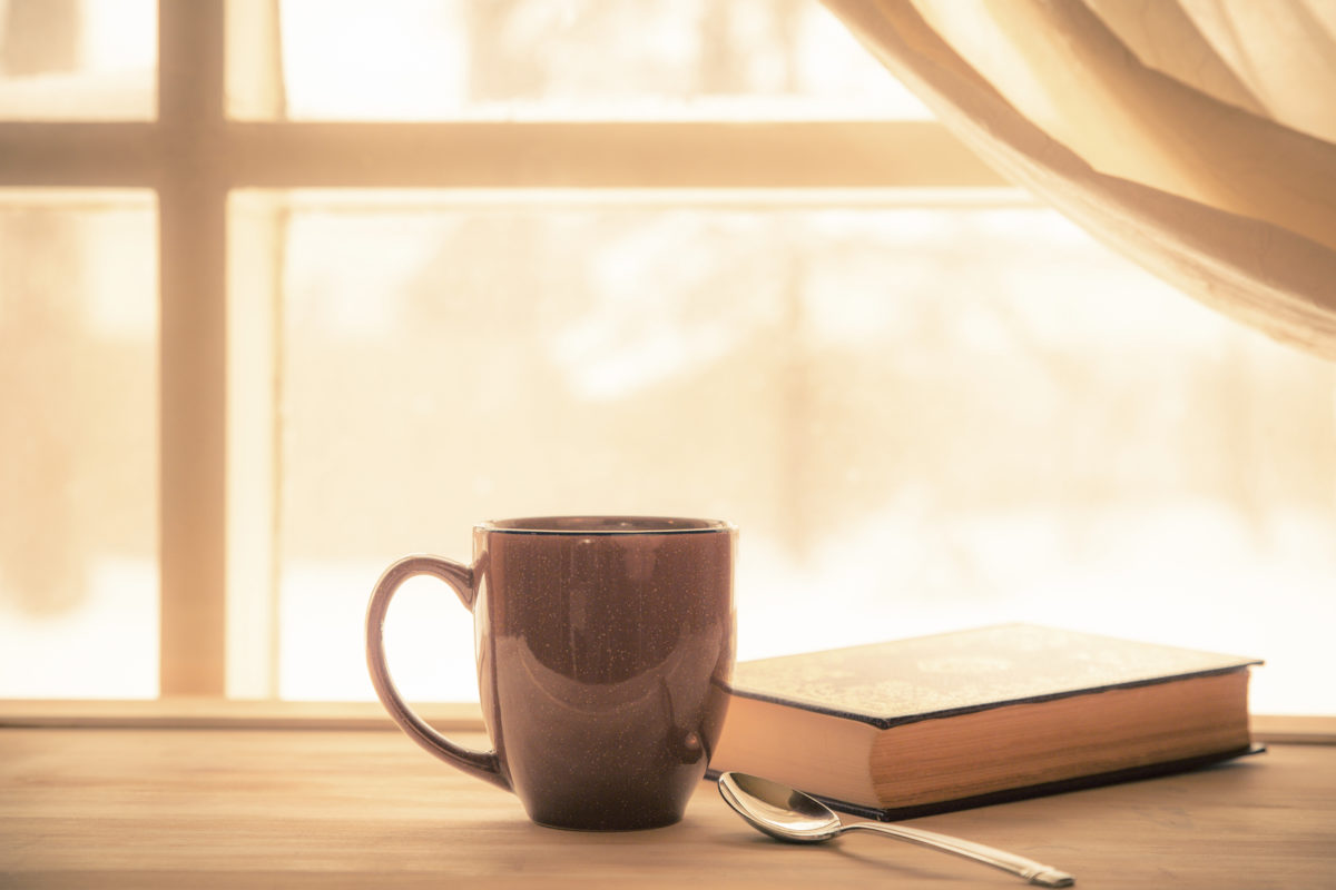 在阳光明媚的窗口边喝咖啡、看书