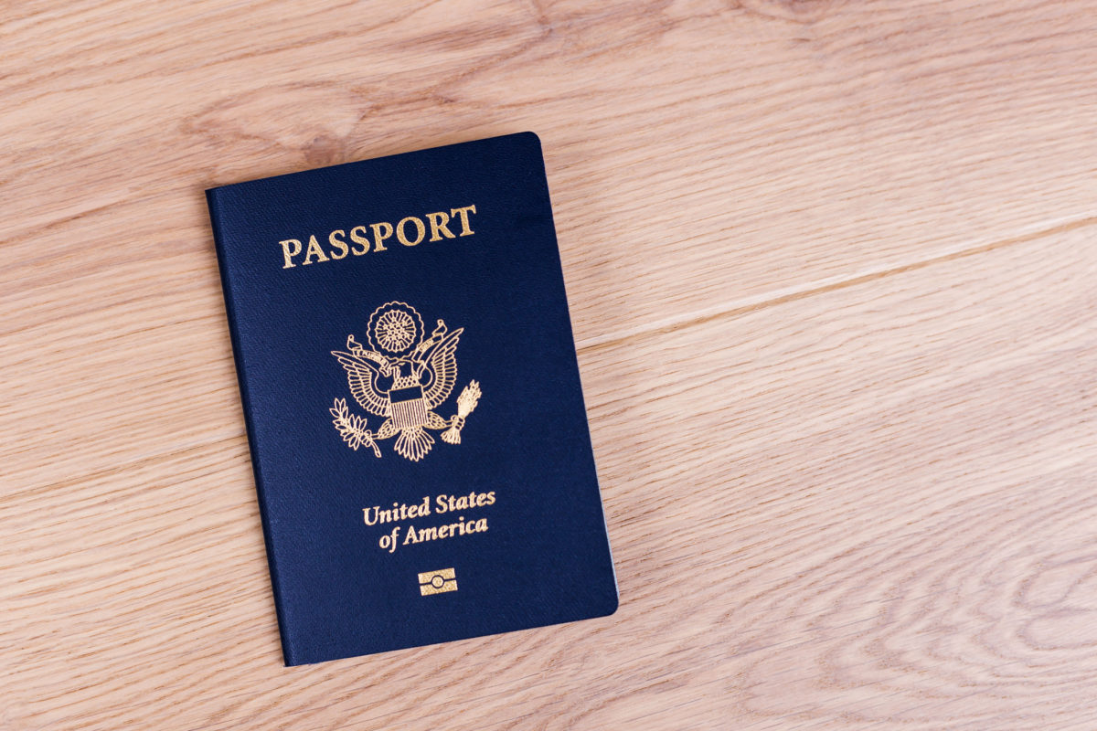 木桌面美国护照俯视图