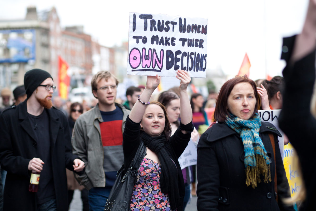 都柏林爱尔兰-9月29日，2012年：都柏林，2012年3月年轻女子手持手绘海报，支持其他妇女堕胎的决定。ios下载beplay