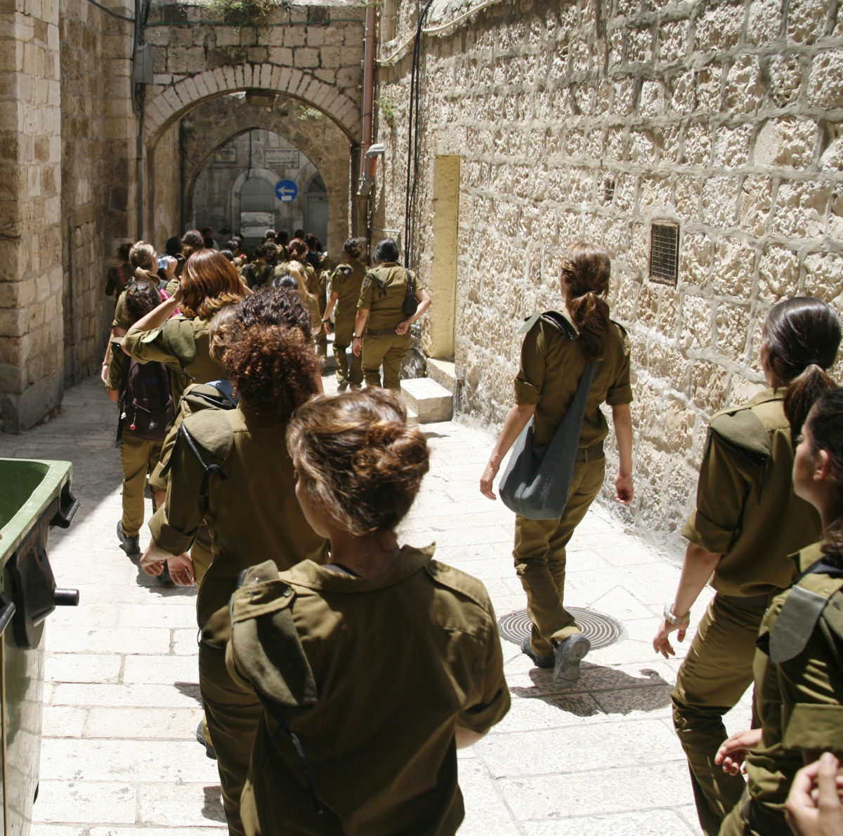 毕业典礼结束后，军校学员在耶路撒冷老城游行。