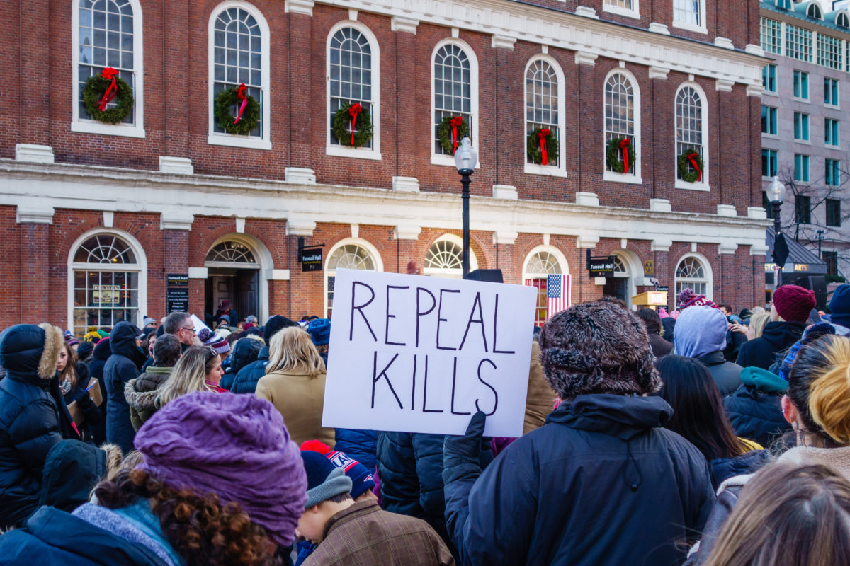 波士顿,妈,USA-January 15日2017.抗议者在“我们的第一个立场:拯救医疗保健集会”上签名，伊丽莎白·沃伦在法努伊尔大厅前对观众讲话。