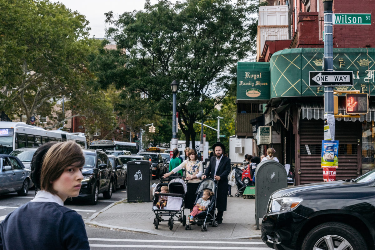 纽约，美国-9月22日，2015年：犹太哈西迪夫妇穿过街道。