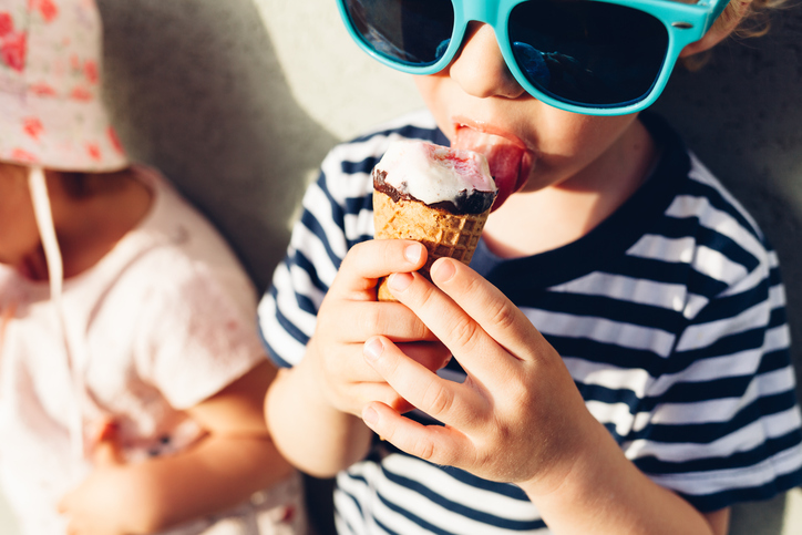 女孩和男孩吃冰淇淋