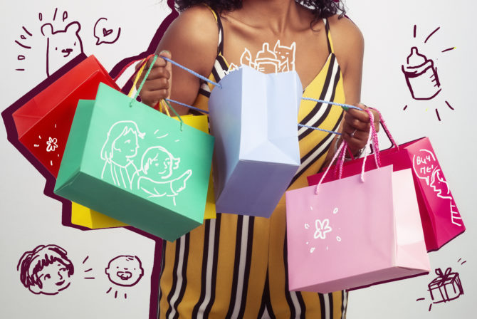为新事物而兴奋！快乐的购物妇女在购物袋里寻找。