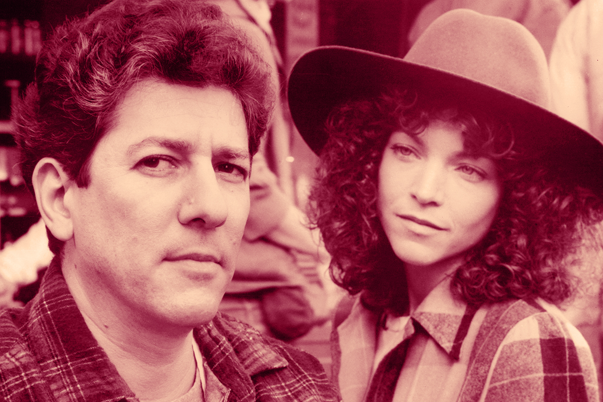 Amy Irving takes a long hard look at eligible pickle store owner Peter Riegert in a scene from the film 'Crossing Delancey', 1988. (Photo by Warner Brothers/Getty Images)