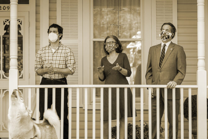 马里兰州塔科马公园-5月4日：（左-右）托马斯·拉斯金、莎拉·布鲁姆·拉斯金和美国众议员杰米·拉斯金（D-MD）在马里兰州塔科马公园，一群自称“流感安慰者”的马里兰州居民在家中前院为他们唱歌。歌手们想利用好天气感谢拉斯金在国会的工作，并在冠状病毒大流行期间祈祷。上周，众议员拉斯金被众议院议长佩洛西任命为新成立的众议院冠状病毒特别委员会成员。（图为德鲁·安格尔/盖蒂图片社）