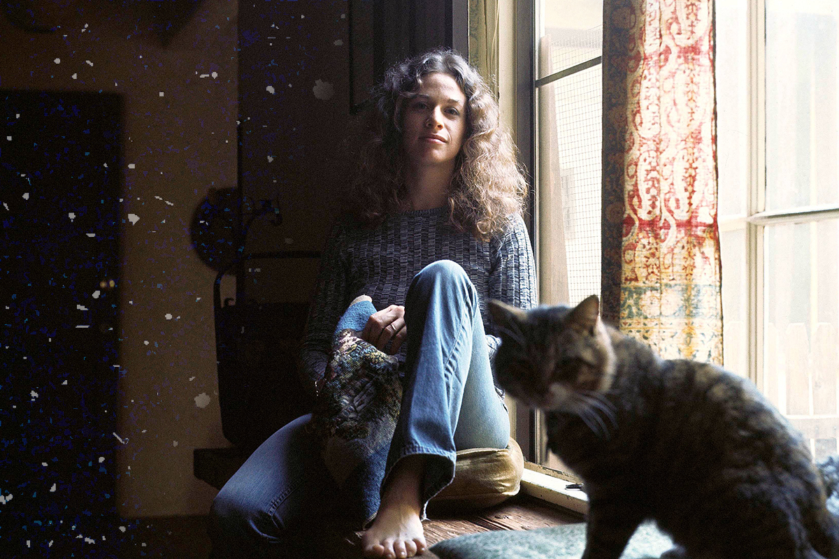 UNITED STATES - JANUARY 27: LAUREL CANYON Photo of Carole KING, Tapestry LP cover session (Photo by Jim McCrary/Redferns)