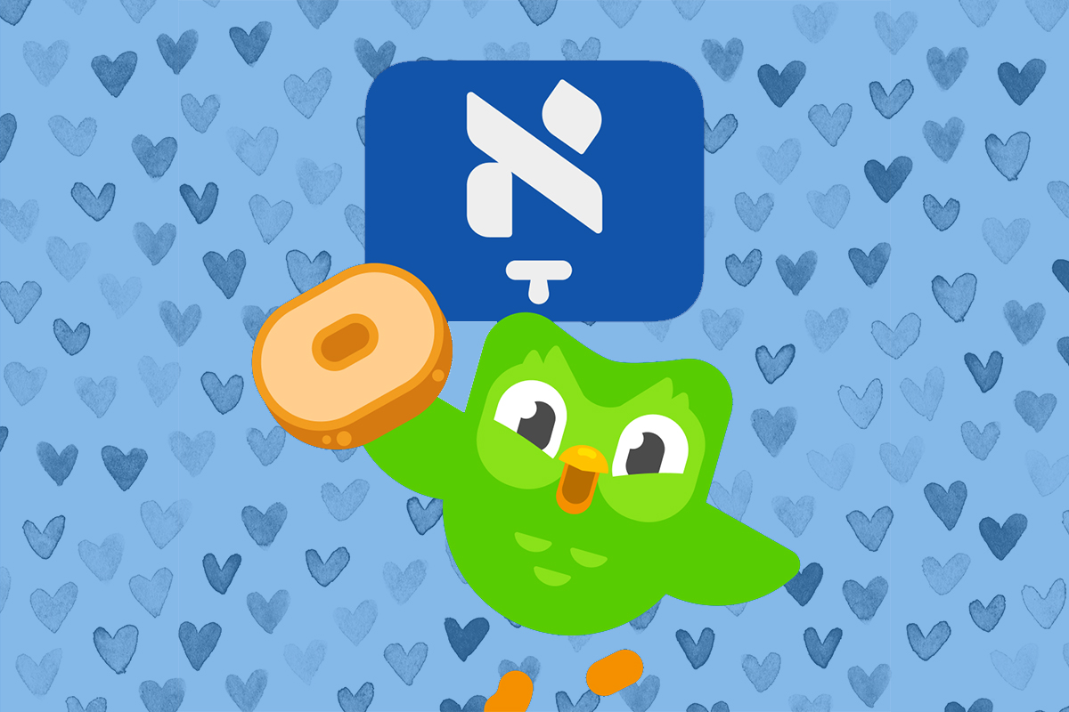 飞行在百吉饼附近的Duolingo猫头鹰和一个yiddish信件，有蓝色心脏背景。