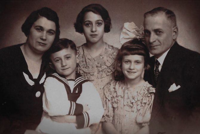 泰勒的祖父的家庭照片。