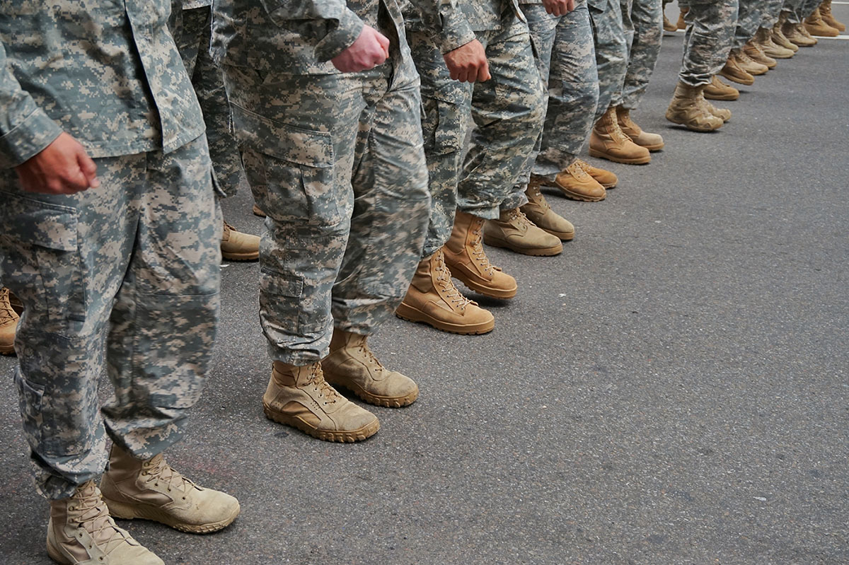 士兵们排好队，穿着制服和靴子。